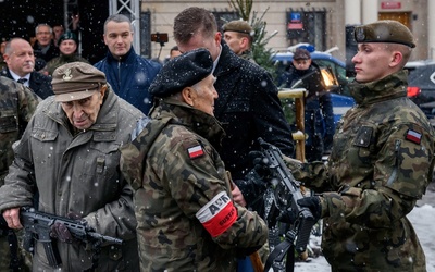 To był suymboliczny gest. Młode pokolenie polskich żołnierzy otrzymało broń z rąk kombatantów