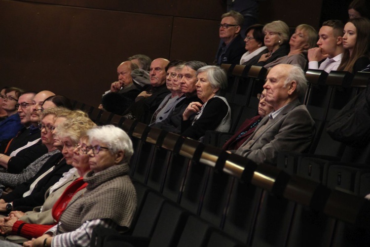 Pokaz filmu "Życie solidarnością pisane".