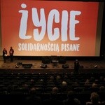 Pokaz filmu "Życie solidarnością pisane".