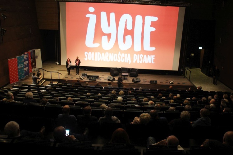 Pokaz filmu "Życie solidarnością pisane".