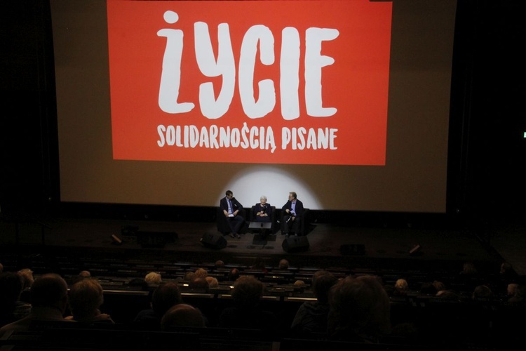 Pokaz filmu "Życie solidarnością pisane".