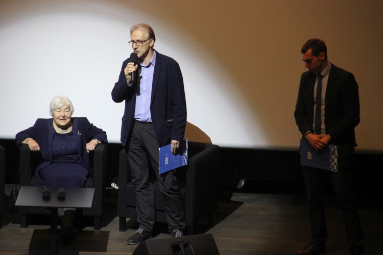 Pokaz filmu "Życie solidarnością pisane".