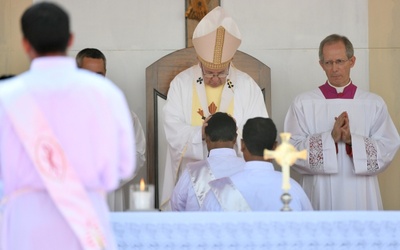 Dhaka: Papież wyświęcił 16 nowych kapłanów
