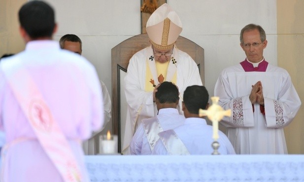 Dhaka: Papież wyświęcił 16 nowych kapłanów