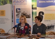 O nominacjach do Nagrody Literackiej informowała Anna Skubisz-Szymanowska, dyrektor Miejskiej Biblioteki Publicznej (z lewej)
