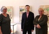 Do zwiedzania wystawy zachęcają (od lewej): Elżbieta Skubicha, Dariusz Kupisz i Małgorzata Cieślak-Kopyt