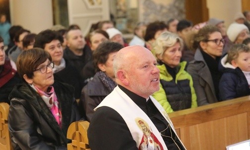 Ks. kan. Kazimierz Hanzlik z parafianami podczas koncertu
