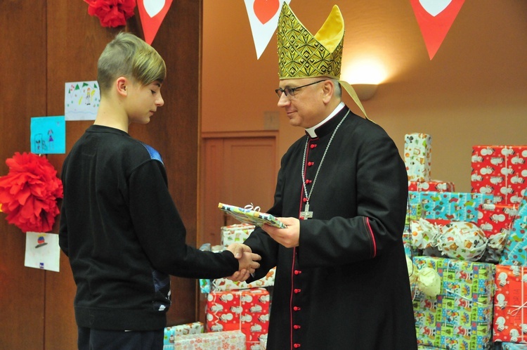 Bp Artur Miziński rozdał "Prezenty z nieba”