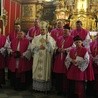 Do kapituły należy 18 księży,prepozytem jest dziekan kłodzki, ks. Julian Rafałko
