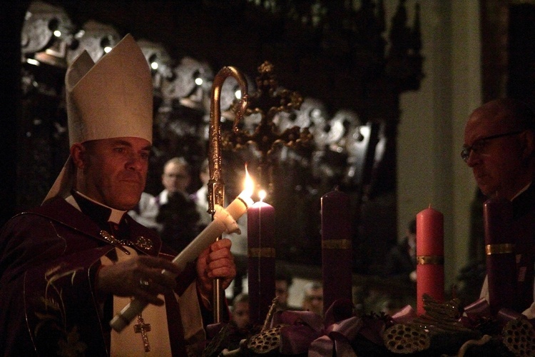 Bp Zbigniew Zieliński zapalił pierwszą świecę z adwentowego wieńca 