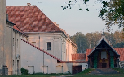 Zespół klasztorny przylega do bazyliki i pochodzi z XVIII w.