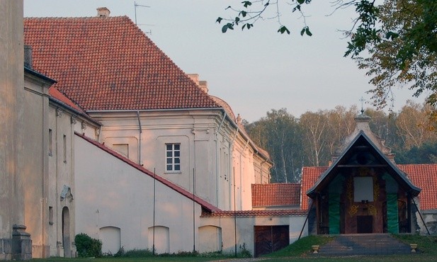 Zespół klasztorny przylega do bazyliki i pochodzi z XVIII w.
