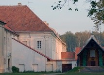 Zespół klasztorny przylega do bazyliki i pochodzi z XVIII w.