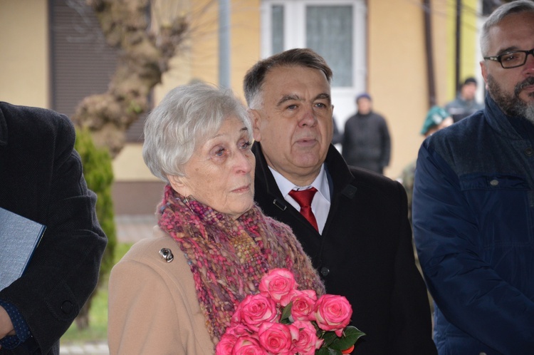 Odłsonięcie monumentu poświęconego Janowi Karskiemu w Izbicy