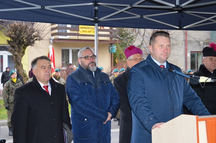 Odłsonięcie monumentu poświęconego Janowi Karskiemu w Izbicy