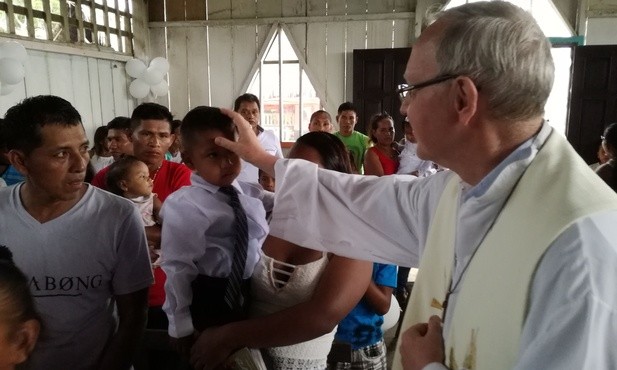 Bp Piotr udzielał w Iquitos m.in. sakramentu chrztu i Pierwszej Komunii św.