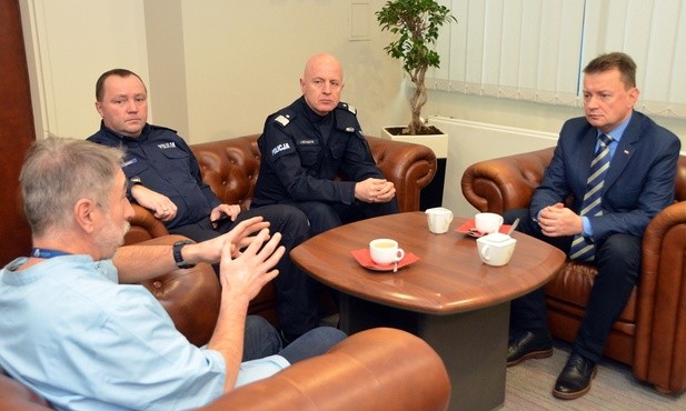 Minister Błaszczak odwiedził postrzelonego policjanta