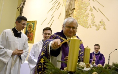 Pierwszą świecę na wieńcu odpalił ks. Tadeusz Chlipała, rektor WSD.