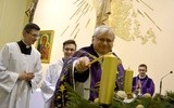 Pierwszą świecę na wieńcu odpalił ks. Tadeusz Chlipała, rektor WSD.