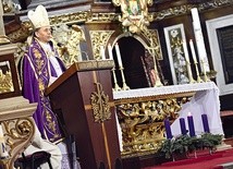 Liturgii nieszporów I niedzieli Adwentu przewodniczył  bp Adam Bałabuch.