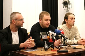Podczas konferencji prasowej w "Łaźni" o wystawie mówili (od lewej): Łukasz Wójcik, Jan Kutkowski i Szymon Wykrota