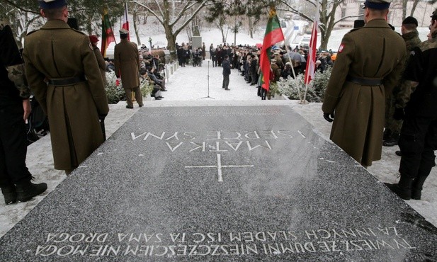 Józef Piłsudski został pochowany na Wawelu, ale jego serce spoczęła w ukochanym Wilnie. Napis na płycie brzmi "Matka i serce syna". przy grobie matki. 