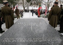 Józef Piłsudski został pochowany na Wawelu, ale jego serce spoczęła w ukochanym Wilnie. Napis na płycie brzmi "Matka i serce syna". przy grobie matki. 