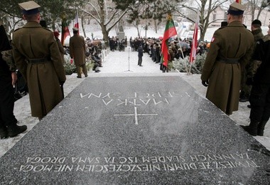 Józef Piłsudski został pochowany na Wawelu, ale jego serce spoczęła w ukochanym Wilnie. Napis na płycie brzmi "Matka i serce syna". przy grobie matki. 