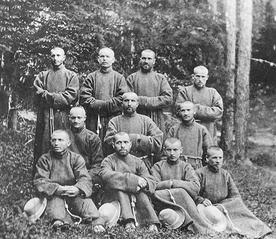 Pierwsza obsada Pustelni Brata Alberta na Kalatówkach. Wśród braci był Wojciech Leja, czyli brat Witalis (pierwszy z lewej u góry).