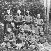 Pierwsza obsada Pustelni Brata Alberta na Kalatówkach. Wśród braci był Wojciech Leja, czyli brat Witalis (pierwszy z lewej u góry).