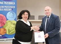 Negocjator KDR Lilianna Sicińska i burmistrz Trzebnicy Marek Długozima tuż po podpisaniu umowy partnerskiej.