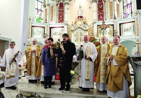 Tegoroczni wyróżnieni przed ołtarzem z figurą św. Mikołaja.