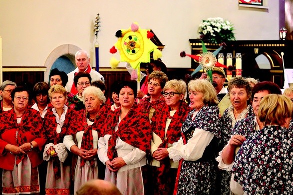 Chór seniorów w kościele Trójcy Przenajświętszej.