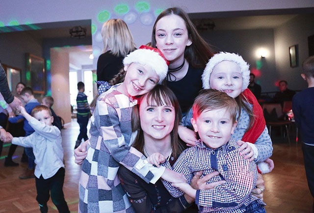 Spotkanie w Porąbce Uszewskiej było okazją do radosnej zabawy dzieci z dorosłymi.