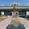 Na miejscu wysadzonego kościoła zbudowano kinoteatr. Ludzie marzą o odbudowie świątyni. 