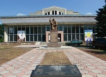 Na miejscu wysadzonego kościoła zbudowano kinoteatr. Ludzie marzą o odbudowie świątyni. 