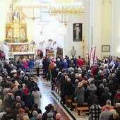 Piękne wnętrze rozbudowywanej świątyni w przyszłości wzbogaci się o „kolejowy” witraż.