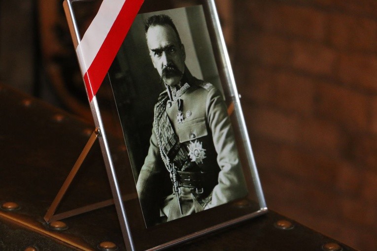 Uczniowie uczcili pamięć marszałka Józefa Piłsudskiego