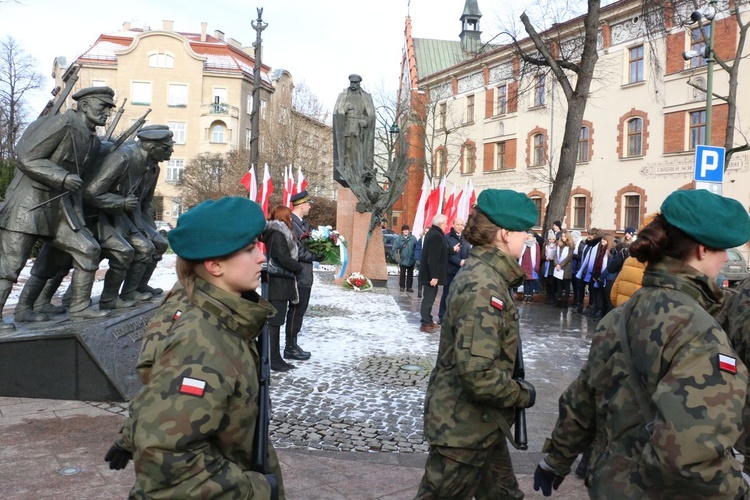 Uczniowie uczcili pamięć marszałka Józefa Piłsudskiego