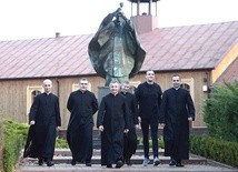 Do udziału w spotkaniach zachęcają: ks. Artur Chruślak (pierwszy z lewej), ks. Maciej Korczyński (trzeci z lewej) i alumni.