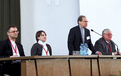 Prowadzącym podczas pierwszej części konferencji był ks. dr hab. Adam Maj z KUL. Od lewej: ks. Wojciech Wojtyła, Dorota Gonigroszek, ks. Adam Maj i ks. Sławomir Fundowicz.