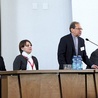 Prowadzącym podczas pierwszej części konferencji był ks. dr hab. Adam Maj z KUL. Od lewej: ks. Wojciech Wojtyła, Dorota Gonigroszek, ks. Adam Maj i ks. Sławomir Fundowicz.