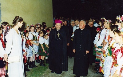 Ks. Mieczysław Porawski i bp Wacław Świeżawski podczas otwarcia KDK „Arka” w Racławicach.