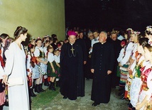 Ks. Mieczysław Porawski i bp Wacław Świeżawski podczas otwarcia KDK „Arka” w Racławicach.