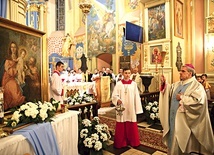 Odnowiony obraz Świętej Rodziny poświęcił biskup K. Nitkiewicz.