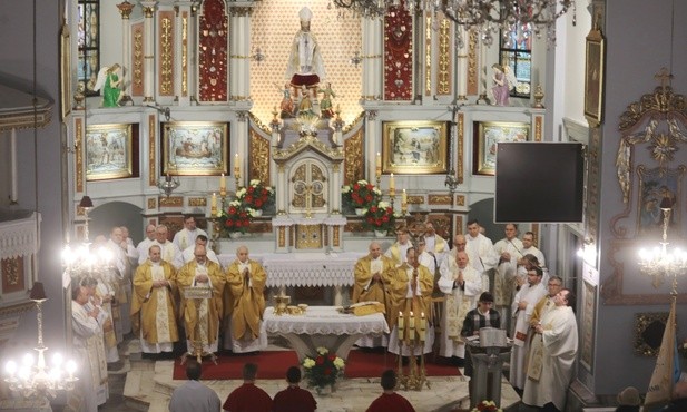 Uroczystą Mszę św. w sanktuarium koncelebrowało ponad 30 kapłanów