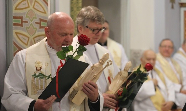 Za zaangażowanie wyróżnieni zostali (od lewej): ks. kan. Kazimierz Hanzlik z Kalnej i ks. kan. Jerzy Wojciechowski z Lipnika
