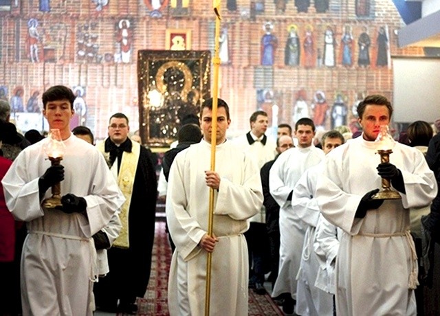 Sulejowska parafia, którą nawiedziła kopia cudownego obrazu, jest jednocześnie sanktuarium Matki Bożej Pocieszenia.