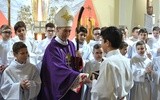 Bp Stanisław Salaterski przekazuje lektorom Pismo Święte i legitymację lektorską