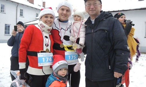 Rodzina Glanowskich z Białej - mama Kamila, tata Adrian, syn Sebastian i córeczka Hania - z ks. Józefem Walusiakiem, współinicjatorem "Nadziei"